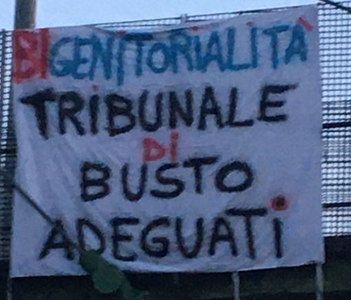 Lo striscione esposto il 25 maggio su una passerella dei Cinque ponti