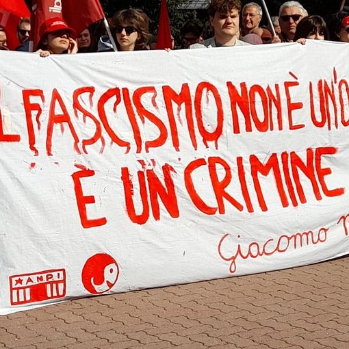 Lo triscione portato in corteo il 25 aprile