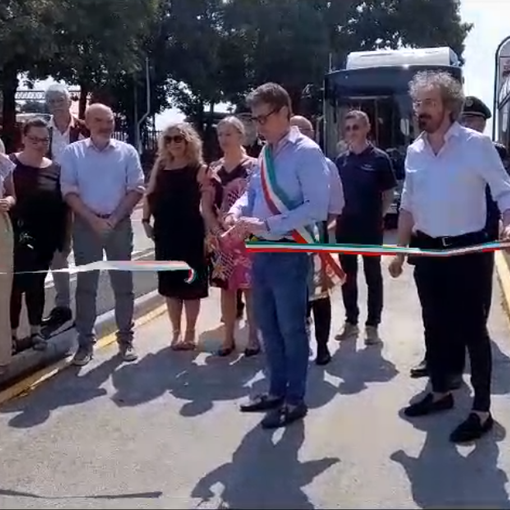 Il sindaco, Andrea Cassani, taglia il nastro della nuova area dedicata ai bus del Tpl