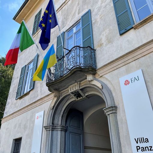 Bandiera gialloblù a Villa Panza: «Il cuore del Fai batte per l’Ucraina»