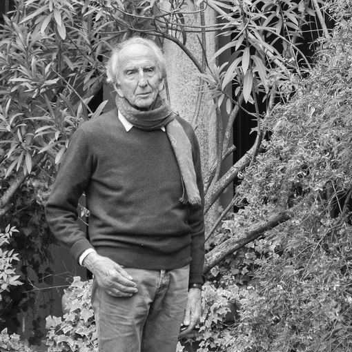Vittorio Introini nel giardino della sua casa di Samarate