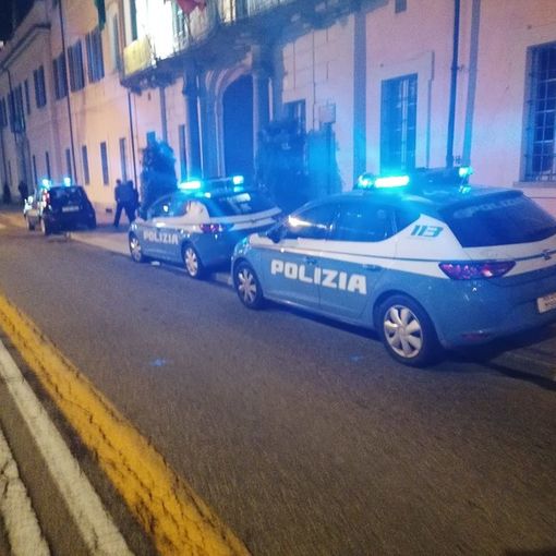 Le auto della polizia davanti a Palazzo Estense la sera del 4 novembre 2019