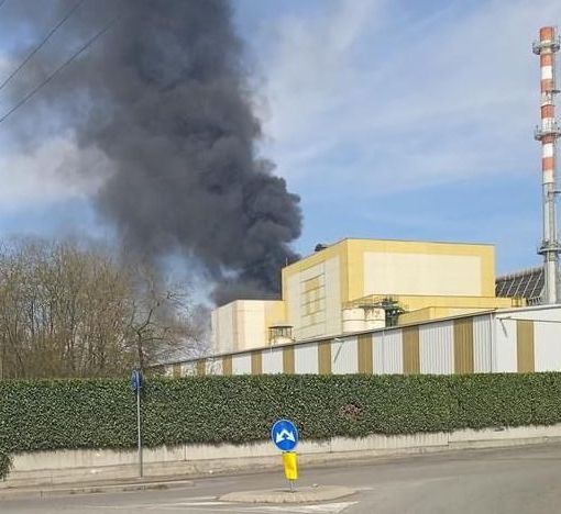 FOTO e VIDEO. Incendio all'interno dell'inceneritore Accam di Borsano: i vigili del fuoco domano le fiamme. Avvisata anche Arpa