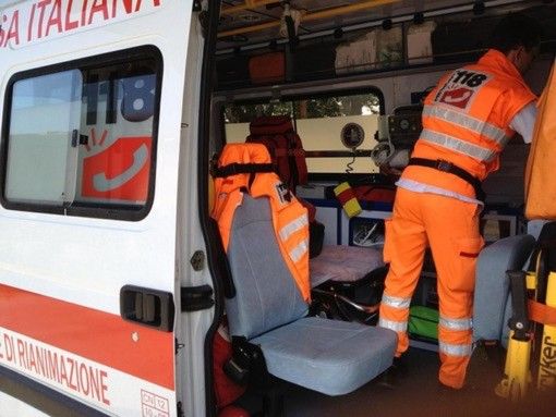 Samarate, auto finisce fuori strada. Soccorsa una donna e un bambino di 9 anni