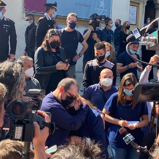 VIDEO. A Vedano suona il Silenzio per Vittorio, Elisabetta e il piccolo Mattia. La nonna: «E ora come farò a non portarti all'asilo?»