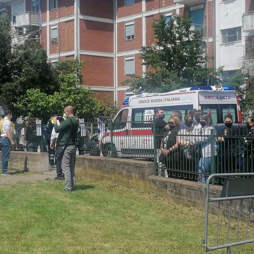 Commozione ai funerali di Silvia e Alessandro, una familiare colta da malore