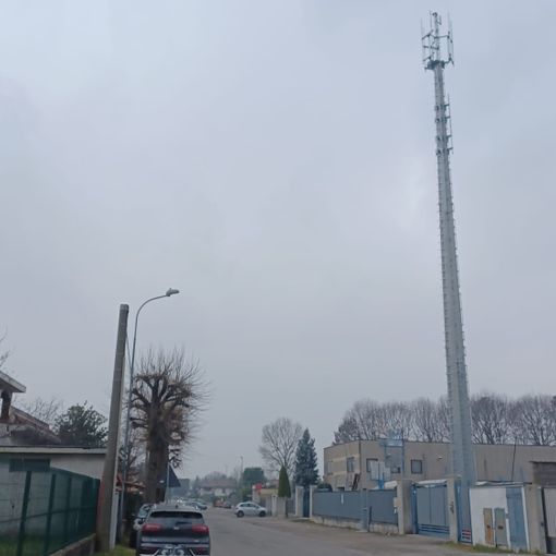 Olgiate: prosegue la raccolta firme contro l'antenna di via Goito. Duecento no e la richiesta di un regolamento