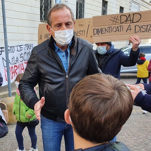 Busto, in piazza contro la dad. I bambini al sindaco: «Perché la scuola è chiusa e tanti negozi aperti?»