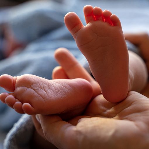 «Denatalità problema grave». Le idee di Bac per contrastarla: dal “premio” per le giovani mamme all’addizionale “al contrario”