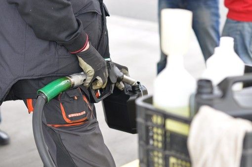 Carta sconto benzina, finalmente si parte: da domani al via con la nuova App