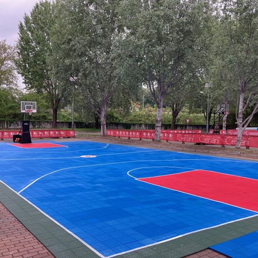 Il campo da basket del summer village è pronto ad accogliere la voglia di sport degli appassionati