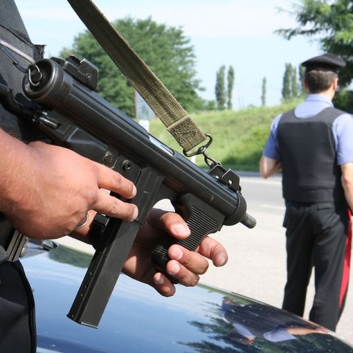 Non si ferma all'alt e si scontra contro l'auto dei carabinieri: giovane arrestato
