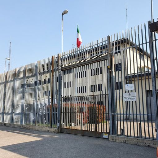 Tentativo di evasione, agente della polizia penitenziaria aggredito da detenuto in ospedale