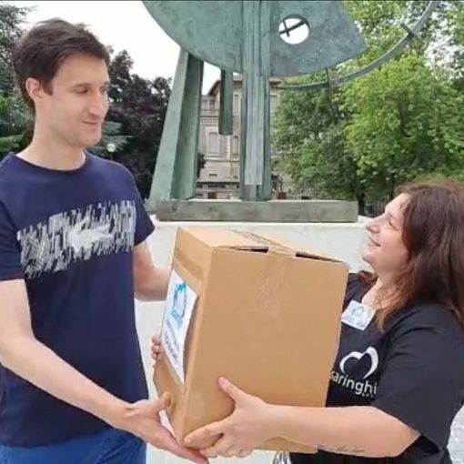 Sara Vega consegna i prodotti al consigliere comunale Andrea Pisani