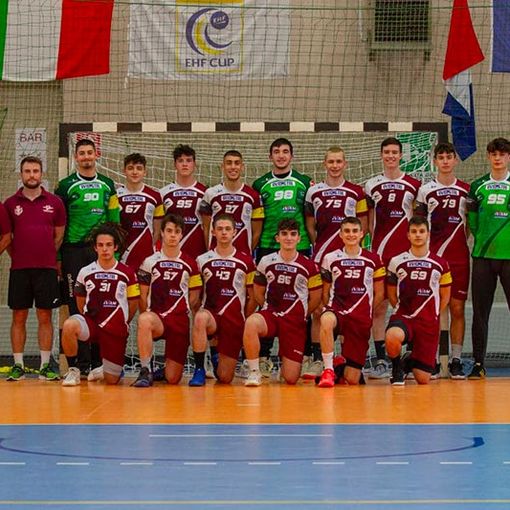 La formazione maschile Under 19 di Cassano e, nella foto in fondo all'articolo, quella femminile. Entrambe sono impegnate nelle finali nazionali (foto dal sito pianetapallamano.it)