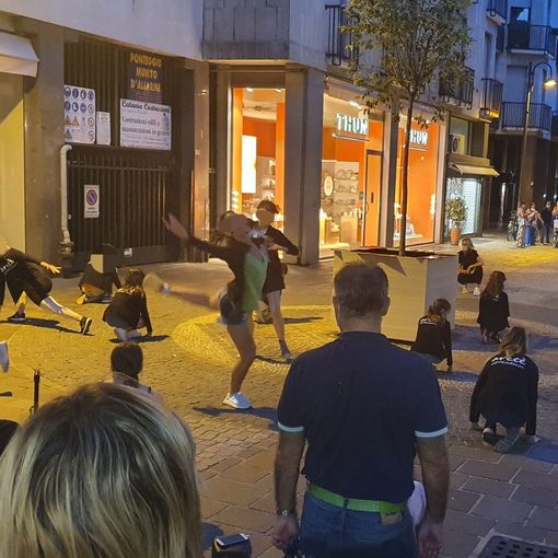 È giovedì sera, tornano lo shopping e le passeggiate