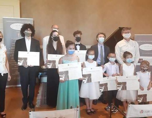 Sabrina Dente (sulla sinistra, organizzatrice del concorso) con i premiati del Concorso Nazionale “Villa Oliva” e membri della giuria