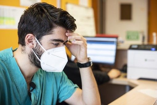 Mascherine sui luoghi di lavoro: verso la proroga dell’obbligo fino a metà giugno