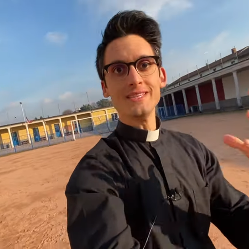 A scuola gli studenti vogliono parlare di felicità e libertà con il prete YouTuber
