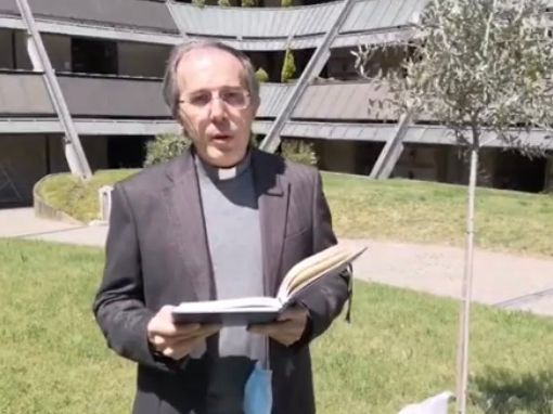 Don Gianni Giudici. Sotto: la chiesa parrocchiale di San Giulio a Castellanza