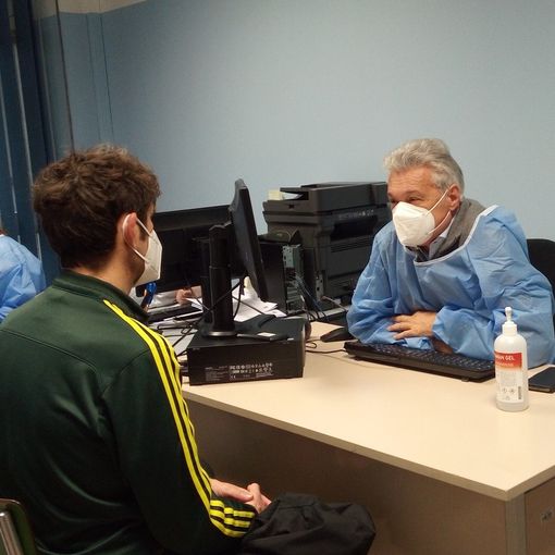 Il dottor Emilio Lualdi e nelle altre foto gli altri dottori impegnati nella vaccinazione con l'Asst Il dottor Emilio Lualdi e nelle altre foto gli altri dottori impegnati nella vaccinazione con l'Asst