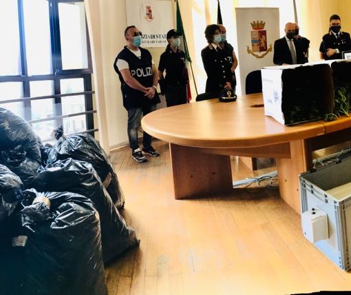 Parte della droga sequestrate e contenuta in sacchi della spazzatura. Le immagini della conferenza stampa in Questura Parte della droga sequestrate e contenuta in sacchi della spazzatura. Le immagini della conferenza stampa in Questura