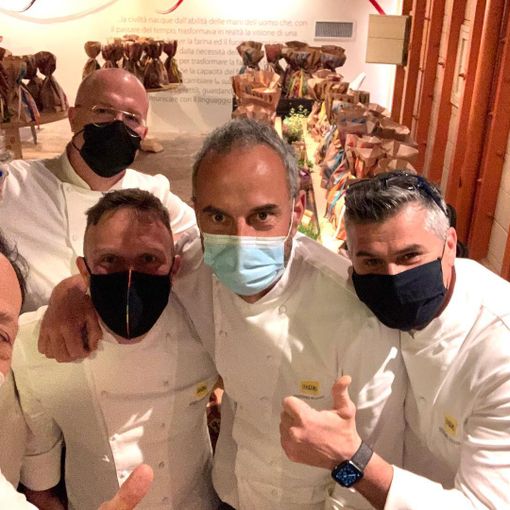 Fabio Longhin con gli amici e colleghi pasticcieri coinvolti nel progetto di beneficenza