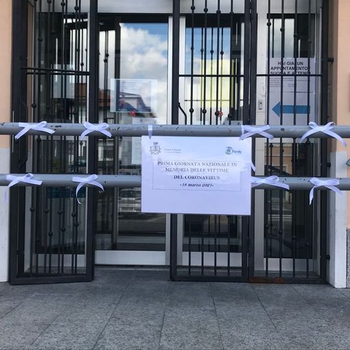 Dodici fiocchi bianchi per ricordare le vittime del Covid a Marnate