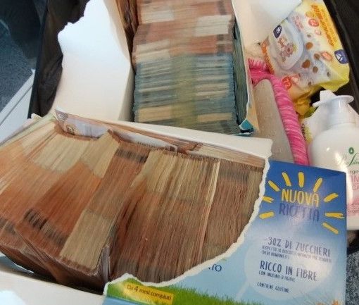 A Malpensa con oltre duecentomila euro nascosti nei biscotti: metà del &quot;tesoretto&quot; sequestrato