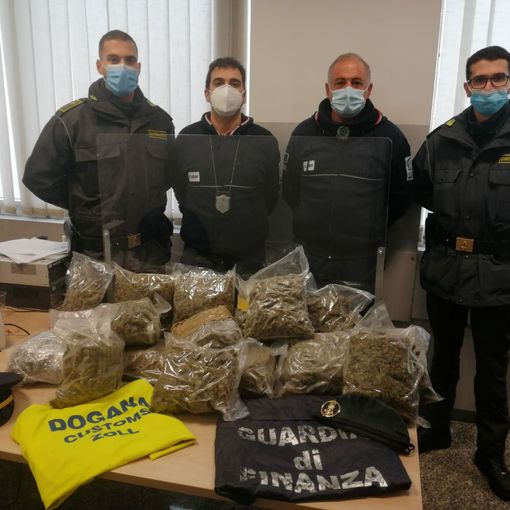 Brogeda, otto chili di marijuana sull'autobus di linea