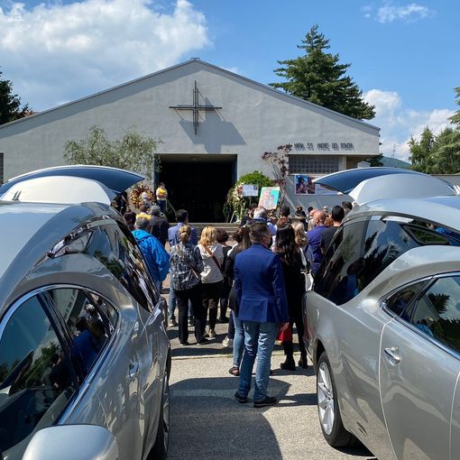«Chi gioca con la vita delle persone apre ferite. Che una carezza scenda dal cielo su chi resta»