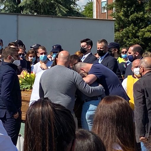 VIDEO. Quel lungo interminabile abbraccio delle famiglie rotto solo dalle lacrime e da centinaia di applausi
