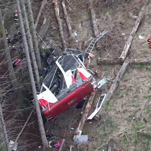 Strage alla funivia del Mottarone, tre persone arrestate: «Il &quot;forchettone&quot; inserito deliberatamente per aggirare un'anomalia»