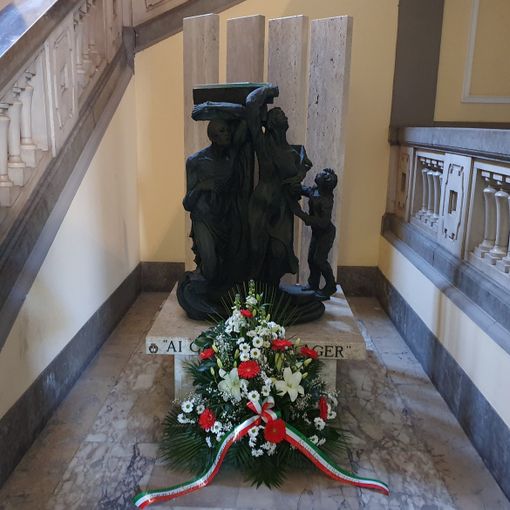 L'omaggio al monumento ai Caduti nei Lager, in Comune a Busto Arsizio