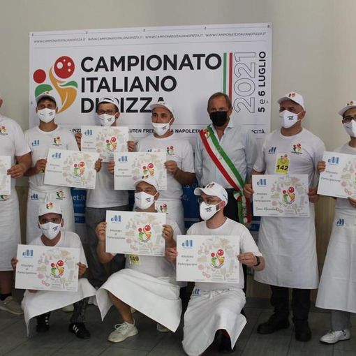 I pizzaioli medagliati con il sindaco di Busto, Emanuele Antonelli