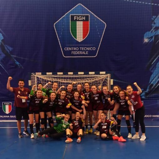 La formazione femminile under 20 di cassano, pallamano, si gioca la semifinale nazionale. Stessa sfida per i ragazzi. Il 12 giugno giorno cruciale