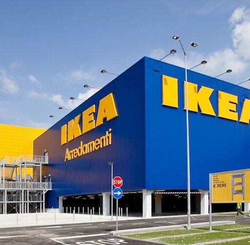 Sostanza irritante nell'aria: evacuate mille persone all'Ikea di Corsico