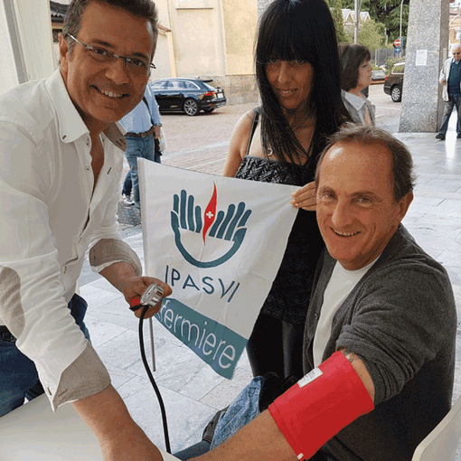 Infermieri in piazza. Anche il sindaco misura la pressione