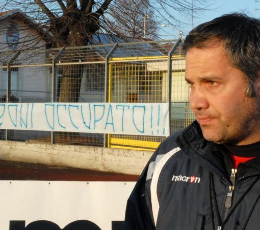 Novelli in un'immagine che racconta i tempi del suo impegno per la Pro: i tifosi non hanno dimenticato e l'abbracciano forte