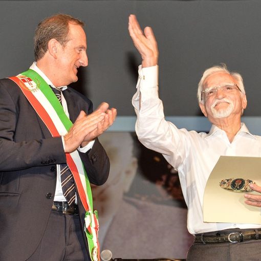 Ginetto Grilli, mentre riceve la benemerenza dal sindaco Antonelli