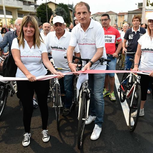 Taglio del nastro in via Lonate. Inaugurata con una maxi pedalata