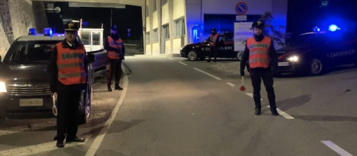 Ruba le targhe di un’auto dell’ospedale e le usa sulla propria
