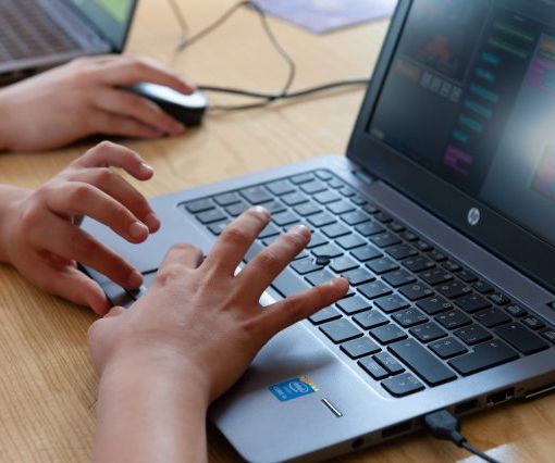 Didattica a distanza, nasce la piattaforma che offre gratuitamente computer e connessioni internet alle scuole