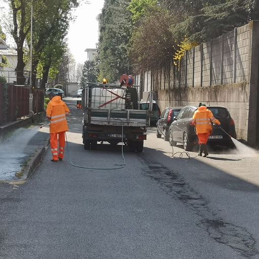 Olgiate sanifica le strade con più passaggio, Castellanza i marciapiedi