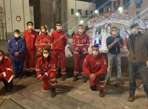 I volontari della Croce Rossa predispongono il presepe in piazza Santa Maria