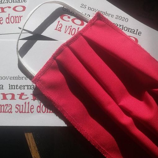 Mille mascherine rosse distribuite nella Giornata internazionale contro la violenza sulle donne