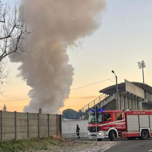 Auto in fiamme a due passi dallo Speroni: vigili del fuoco in azione
