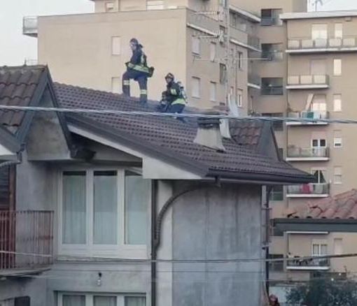 Canna fumaria in fiamme a Cavaria, vigili del fuoco in azione davanti alla stazione