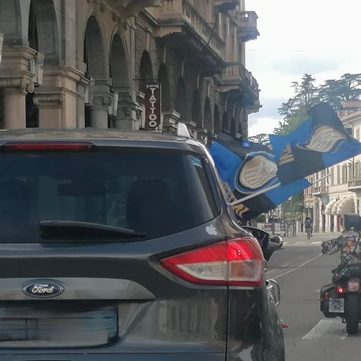 VIDEO e FOTO. Inter campione d'Italia: tifosi nerazzurri in festa in piazza Monte Grappa