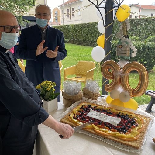 Momenti della festa per monsignor Livetti, 90 anni oggi, anche nelle foto in fondo (con monsignor Pagani, Romeo Mazzucchelli, Emanuele Antonelli e con il libro regalo)